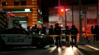 Imagem mostra policiais em área isolada nas proximidades do local onde ocorreu o ataque a tiros em Toronto