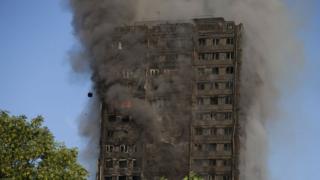 Torre Grenfell em chamas em Londres
