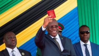 Dkt Magufuli akionesha pasipoti yake mpya ya kielektronikia