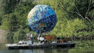 giant-globe-made-from-litter.