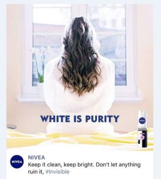 снимок экрана с рекламой: женщина изображена на фотоаппарате в белом халате со словами «белый - чистота» и изображением банки.