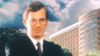 Un cuadro de Vincent DeVita frente al edificio del NCI