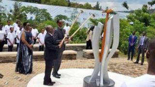 Abakuru b'ibihugu by'u Rwanda na Tanzaniya bacana urumuri ku rwibutso rwa Gisozi