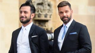 النجم العالمي البورتوريكي ريكي مارتن وزوجه الرسام سوري الأصل جوان يوسف