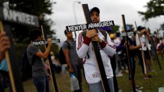 Este lunes en Caracas decenas de manifestantes sostuvieron cruces negras en recuerdo de los fallecidos en las protestas.