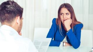 Rapaz em entrevista de trabalho