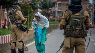 ভারতীয় সেনাবাহিনী হাসপাতালে ঢুকতে দেবার আগে রোগীর প্রেসক্রিপশন পরীক্ষা করছে। (১৭ই অগাস্ট তোলা ছবি)