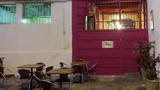 Reja fucsia del exterior del restaurante.