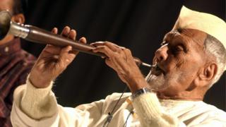 Indian musician Ustad Bismillah Khan performs in Srinagar, 12 September 2005