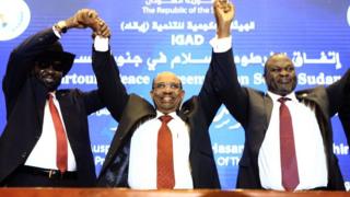 Le président Omar-el-Bashir du Soudan, avec son homologue Salva Kiir et le chef rebelle Riek Machar.