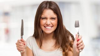 Mujer con cubiertos en la mano