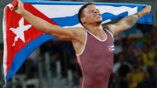 El luchador grecorromano Ismael Borrero Molina festeja su triunfo.