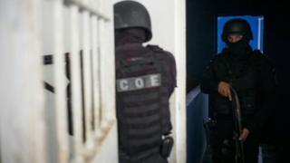 عناصر الشرطة تمشط السجن