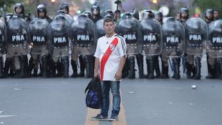 Aficionado de River frente a un cordón policial.