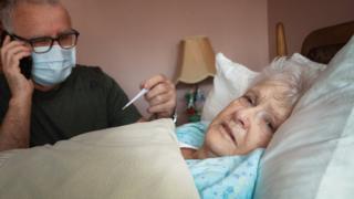 கொரோனா வைரஸ்: இளம் வயதினருக்கு இருக்கும் ஆபத்துகள் என்ன?