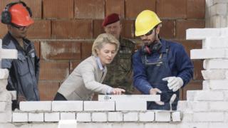 Урсула фон дер Ляйен участвует в занятиях с беженцами