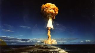 Explosión causada por una prueba de un arma nuclear de Francia en 1968.