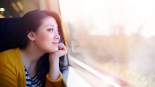 فتاة تنظر من نافذة قطار