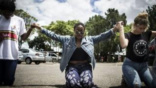 Une manifestation d'étudiants contre la prédominance de l'afrikaans sur l'anglais.