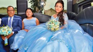 MÃ³nica dentro de la limosina celebrando su QuinceaÃ±era junto a sus familiares.