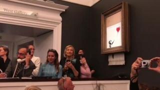 Personas en la subasta de la obra de Banksy que se autodestruyó