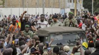 هلّلت الحشود للجنود المتمردين عند وصولهم إلى العاصمة باماكو.