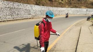 တီးတိန်မြို့ထဲမှာရောဂါကာကွယ်ရေးပိုးသတ်ဆေးဆေးဖြန်းနေကြပါတယ်။