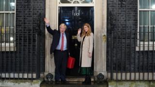 Boris Johnson y su pareja en la puerta de Downing Street.