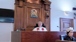 Judge presides over mock jury in court research