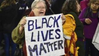 Il est reproché aux basketteuses d'avoir porté des t-shirts sur lesquels il était inscrit #BlackLivesMatter.