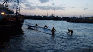 Разбитое судно, которое перевозило мигрантов, затонуло в порту Зувара, Ливия (27 августа)