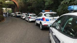 Поліцейські автомобілі перед операцією