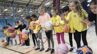 Девушки из Кардиффа пробуют баскетбол к Международному женскому дню 2018 года