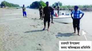 বিজিবি'র দেয়া ছবি: এতে চারঘাটের মৎস্য কর্মকর্তা ও স্পিডবোটে করে আসা বিএসএফ সদস্যদের দেখা যাচ্ছে বলে বিজিবি বলছে