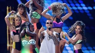 Maluma en un concierto rodeado de mujeres.