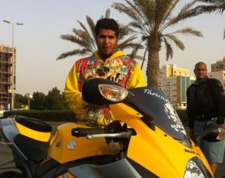 أحد محبي قيادة الدراجات البخارية في جدة