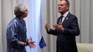 Chủ tịch Hội đồng Châu Âu Donald Tusk (phải) nói chuyện với Thủ tướng Anh Theresa May (trái)
