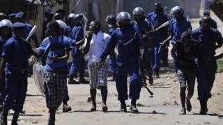 Arrestation de protestataires par la police burundaise anti-émeute lors d'une manifestation contre la candidature du président pour un troisième mandat. Musaga, banlieue de Bujumbura, 28 avril 2015.