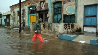 Un hombre camina por una calle inundada de Caibarién.