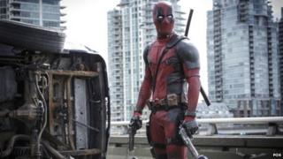Ryan Reynolds interpretando al antihéroe Deadpool