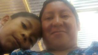 Beata Mejia Mejia junto a su hijo Darwin Micheal.