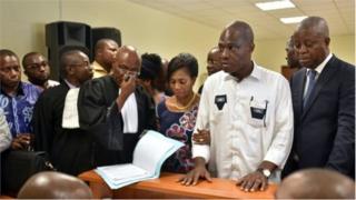 Martin Fayulu, deuxième à partir de la droite, a reçu samedi le récépissé de son recours déposé auprès de la Cour constitutionnelle.