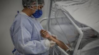 Enfermeira cuida de paciente com covid-19 em Manaus
