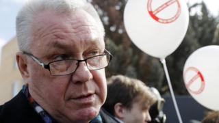 Мэр Волоколамска Петр Лазарев на митинге против полигона твердых бытовых отходов "Ядрово" у здания администрации Волоколамского района 1 апреля 2018 года
