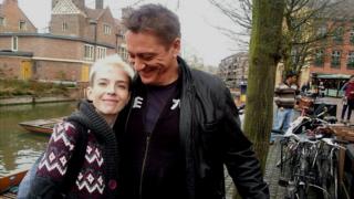 Simon Brown junto a su hija Emma en Cambridge.
