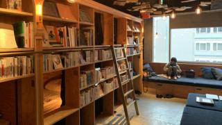 Tại khách sạn Book and Bed Tokyo, khách có thể ở lại qua đêm hoặc chỉ trả tiền trong vài giờ để đọc và hòa nhập với những người khác