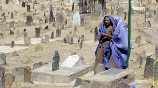 Mujeres en un cementerio de Kabul