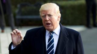 ロシアとの「結託などまったくない」と報道陣に答えるトランプ大統領(2日、ホワイトハウス)