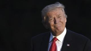 Трамп улыбается