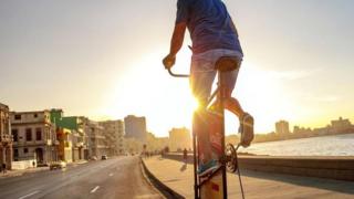 Guirola Cepero en su bicicleta por el Malelcón